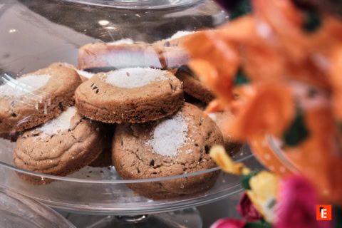 cookies maison au sucre sur présentoir en verre