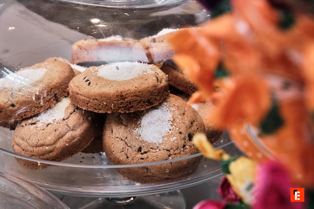 cookies maison au sucre sur présentoir en verre