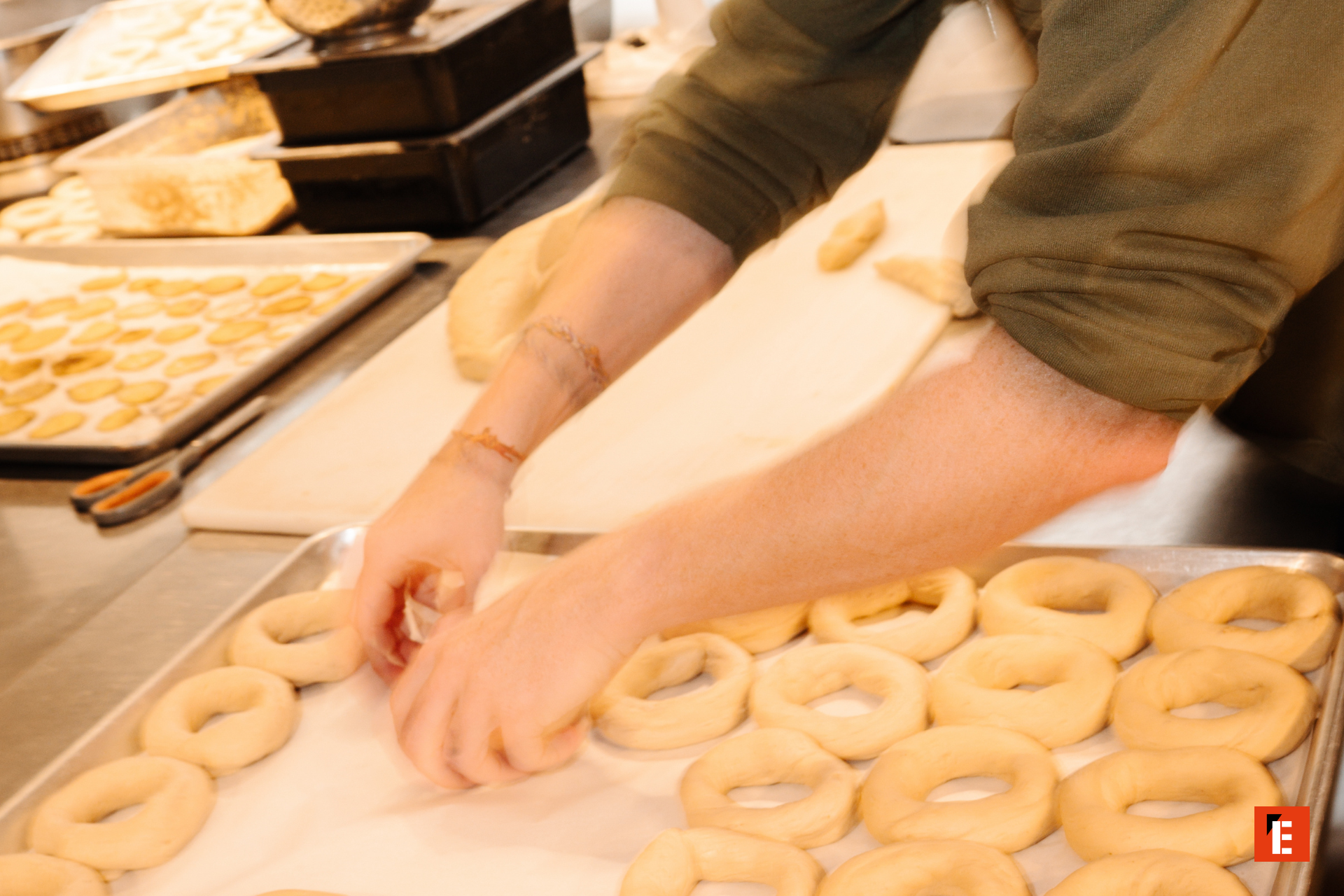 atelier de pâtisserie: couronnes de biscuits en production