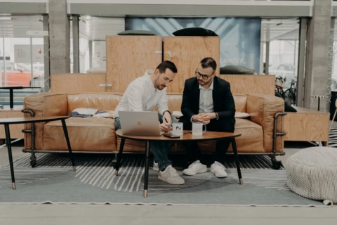 réunion collaborative sur canapé en coworking moderne