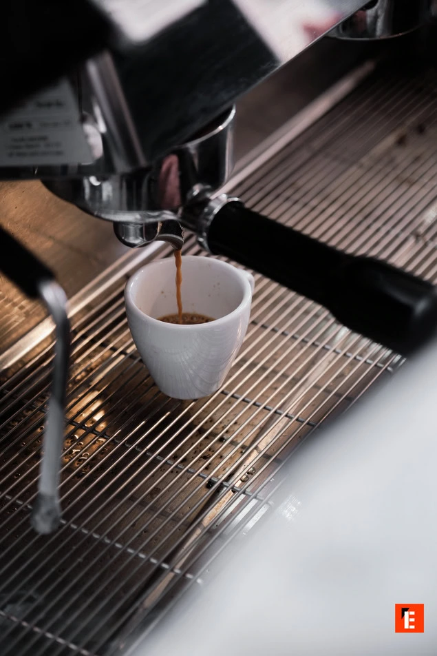 expresso parfait : crème onctueuse dans tasse blanche