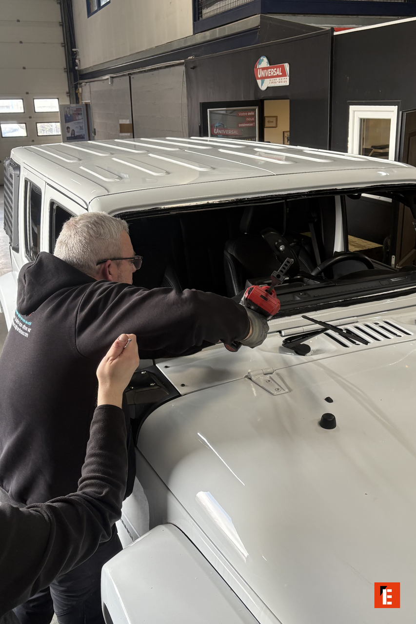 démontage de pare brise sur suv en atelier