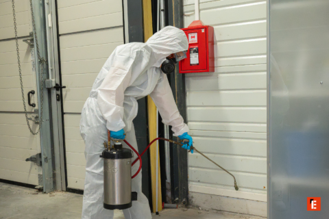 désinfection de garage par technicien en combinaison
