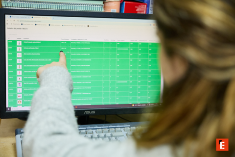 detalle de pedido en monitor asus con mano señalando