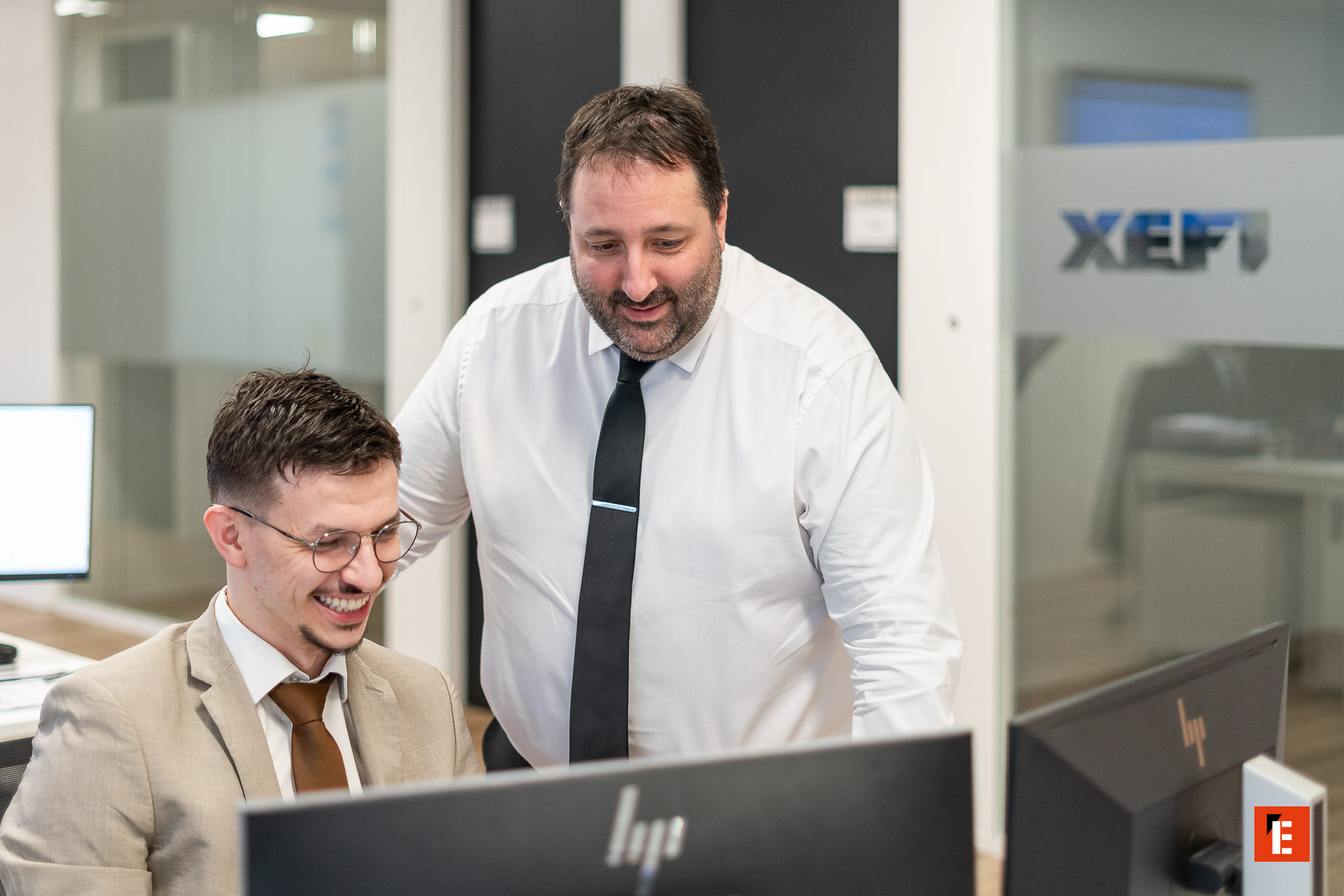 deux collègues en collaboration devant des Écrans