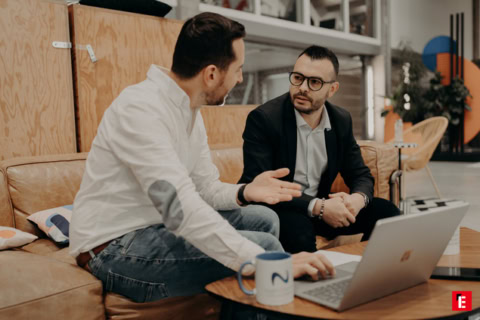 réunion informelle en coworking sur canapé cuir