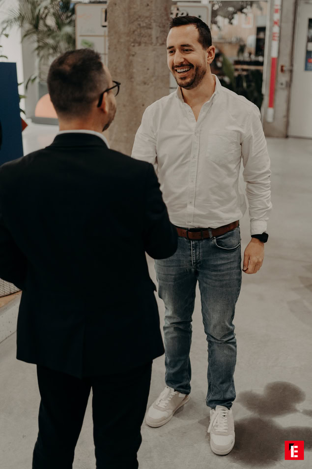 conversation décontractée entre collègues en coworking