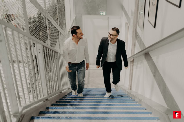 deux collègues en conversation dans un escalier industriel