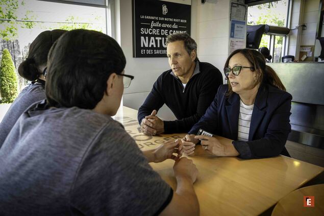 discussion professionnelle au café entre quatre personnes