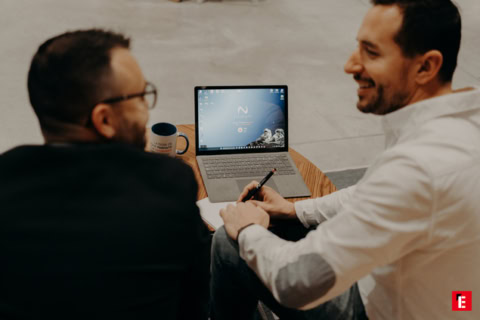 collaboration et prise de notes autour d’un ordinateur portable