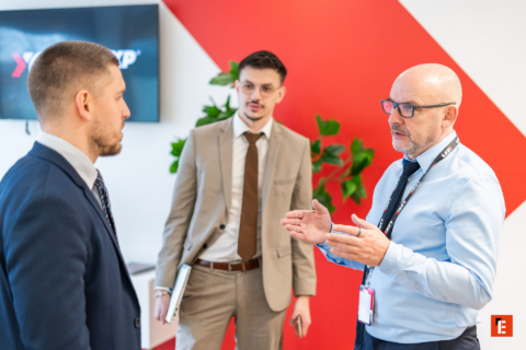 réunion professionnelle : discussion à trois