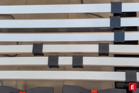 doghe bianche parallele con clip nere e dettagli rossi