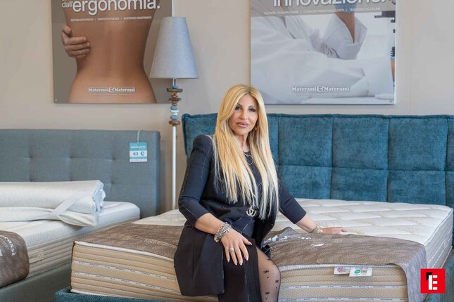 donna prova materasso in showroom moderno