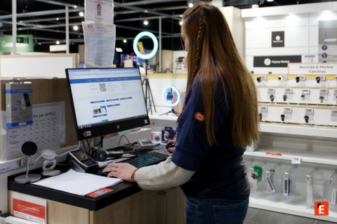 conseiller en boutique photo et montres au comptoir