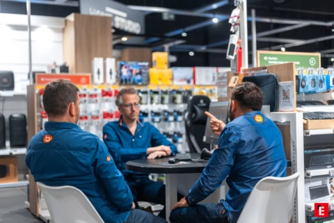 Équipe en réunion dans une boutique Électronique
