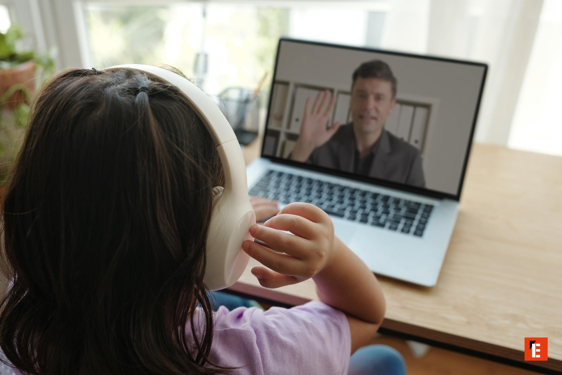 enfant en casque lors dun appel vidéo