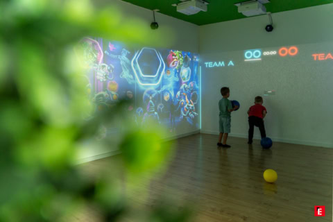 enfants jouant à un jeu interactif projeté