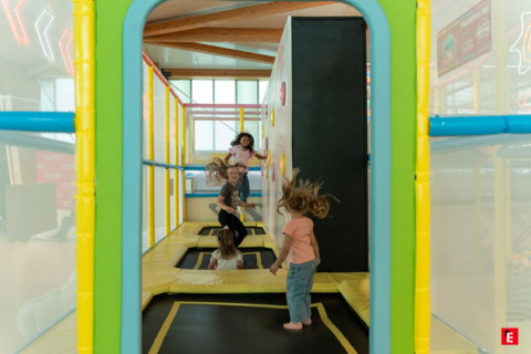 aire de jeux intérieure : trampolines pour enfants