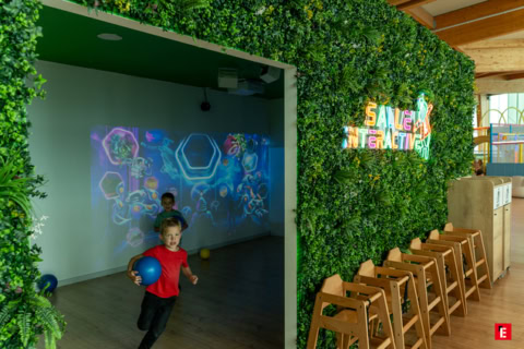 espace interactif pour enfants avec projection et mur végétal