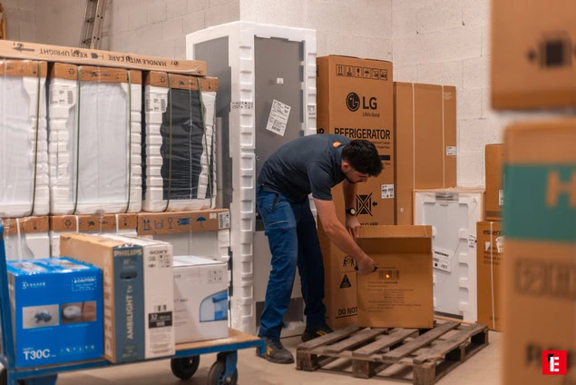 manutentionnaire en entrepôt inspecte palette réfrigérateur lg