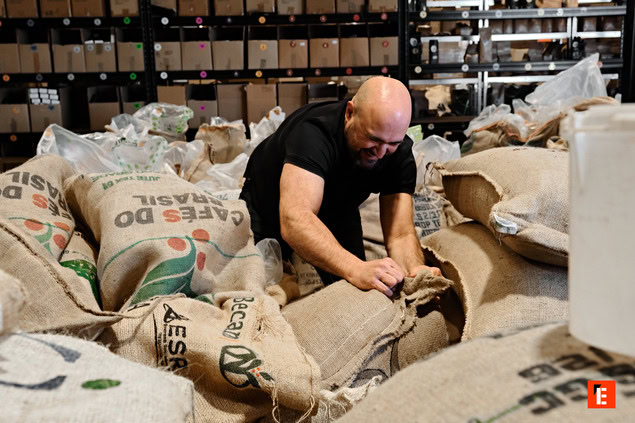 ouvrier manipulant sacs de jute cafés du brésil