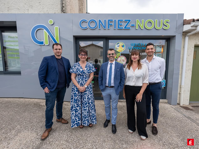 Équipe confiez nous : portrait devant la boutique