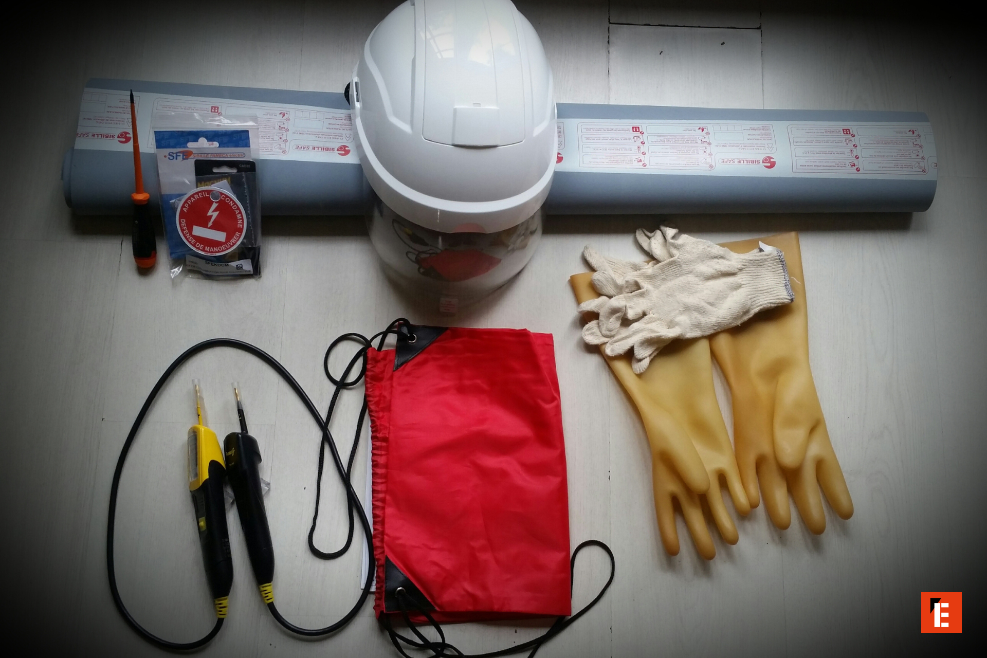 sécurité Électrique : casque, gants isolants et testeur