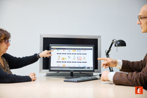 equipo analiza catálogo en línea en monitor compartido