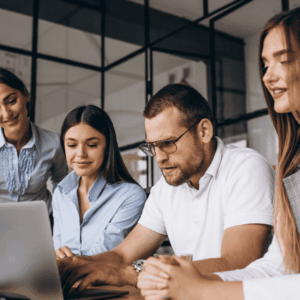 reunión de equipo en oficina con portátil
