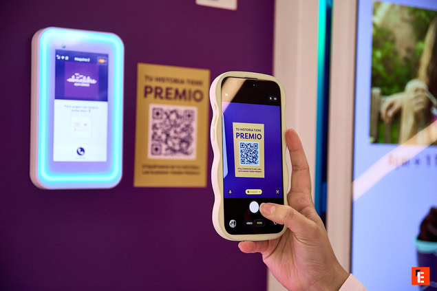 escaneo de qr para premio en espacio público