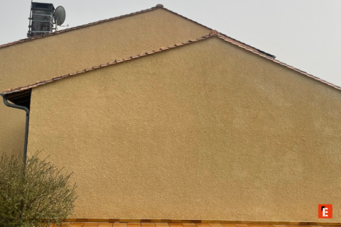 façade beige : pignons, tuiles rouges et cheminée