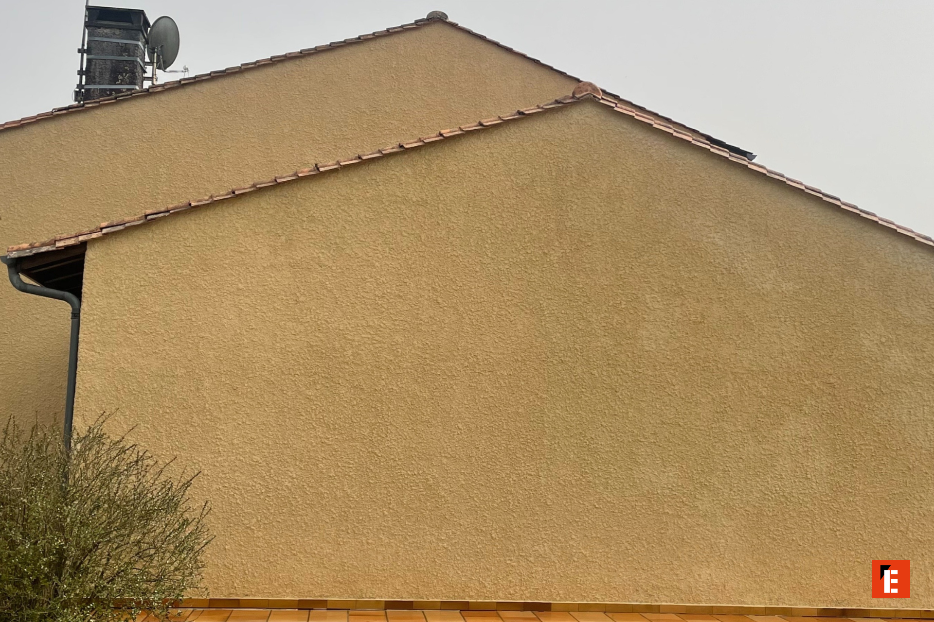 façade beige : pignons, tuiles rouges et cheminée