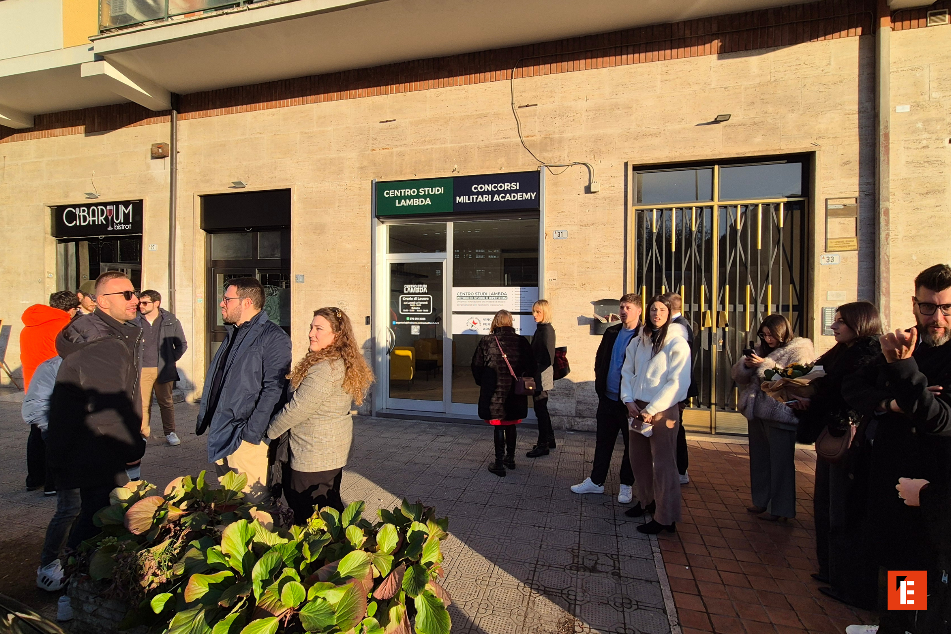 persone sul marciapiede davanti al centro studi e bistrot