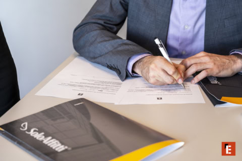 firma del contratto aziendale in ufficio