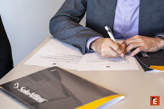 firma del contratto aziendale in ufficio