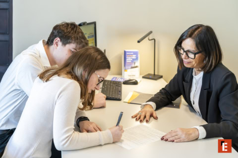 firma di contratto in ufficio con consulente