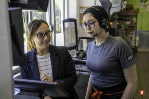 formation caisse : employée au terminal tactile