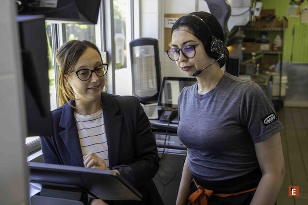 formation caisse : employée au terminal tactile