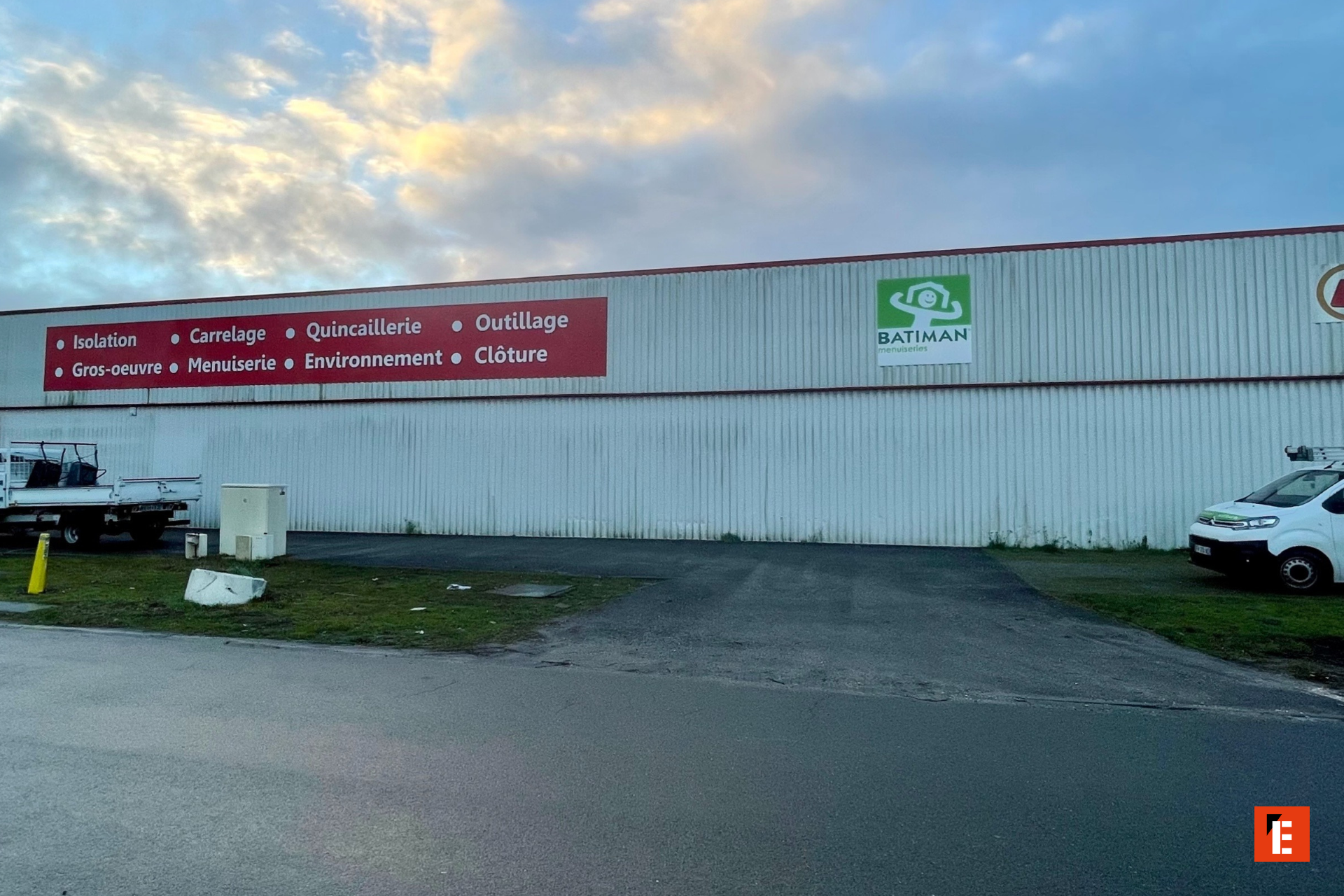 façade batiman : entrepôt et services du bâtiment