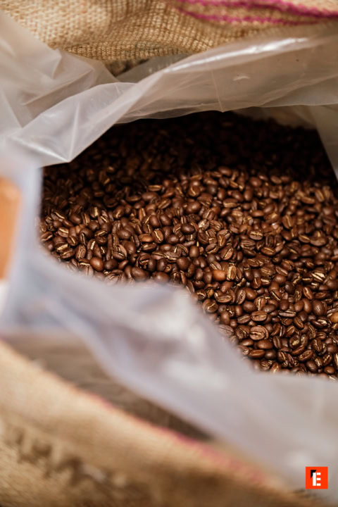 grains de café torréfiés dans sac de toile de jute