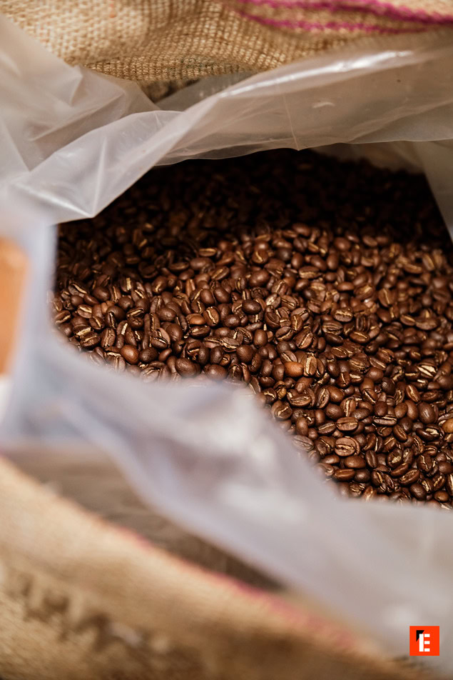 grains de café torréfiés dans sac de toile de jute