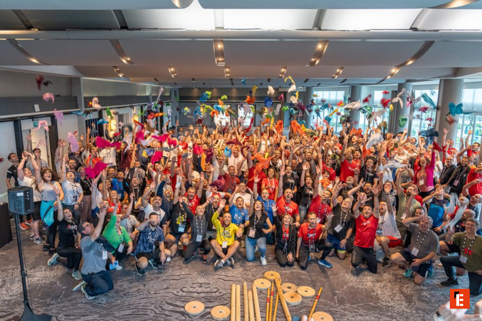 célébration déquipe : écharpes colorées lancées