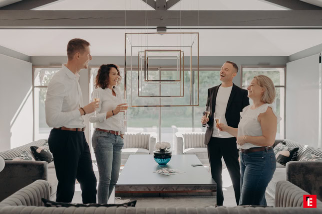 soirée conviviale dans un salon moderne
