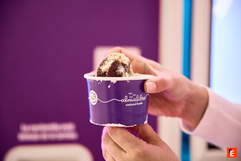 helado natural de chocolate en manos