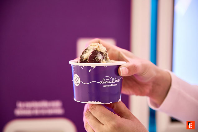 helado natural de chocolate en manos