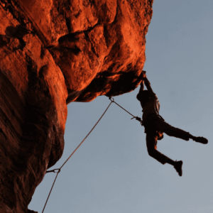 hombre escalando montaña