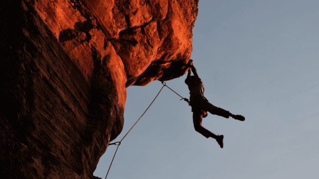 hombre escalando montaña