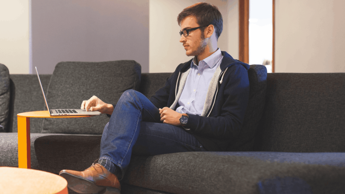 hombre sentado con ordenador