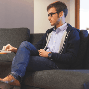 hombre sentado con ordenador