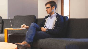 hombre sentado con ordenador